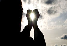 对战球队在比赛中展现出色对抗，点燃胜利之心