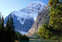 对战球队在比赛中展现出色对抗，点燃胜利之心