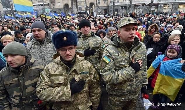 紫队内线强攻，成功突破对手防线的简单介绍