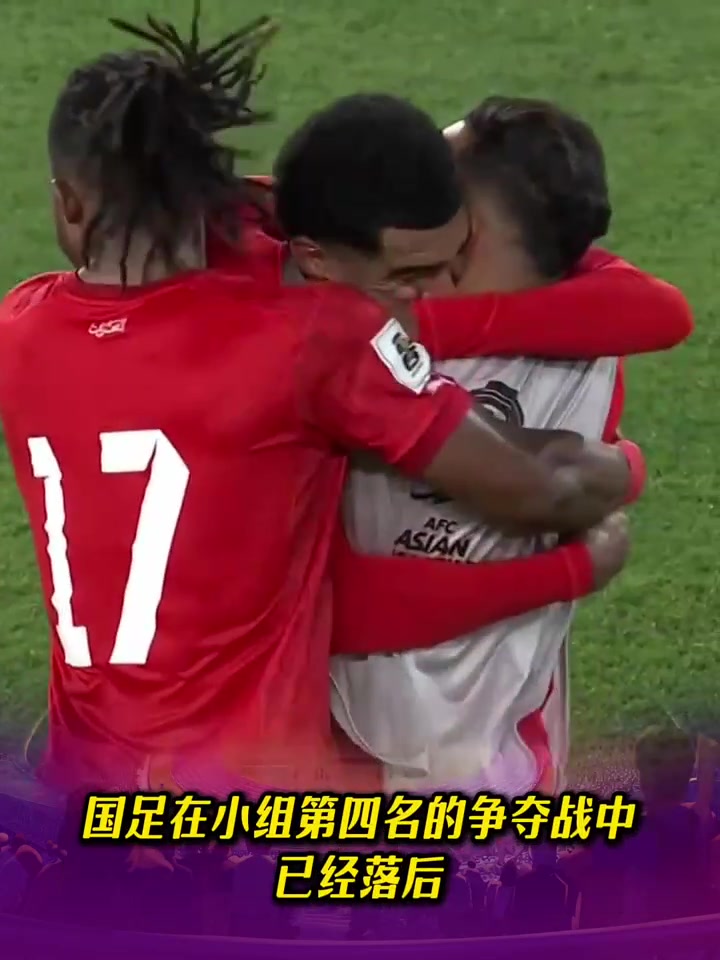 亚洲球队获得足球冠军,赛后欢呼雀跃 亚洲球队获得足球冠军,赛后欢呼雀跃