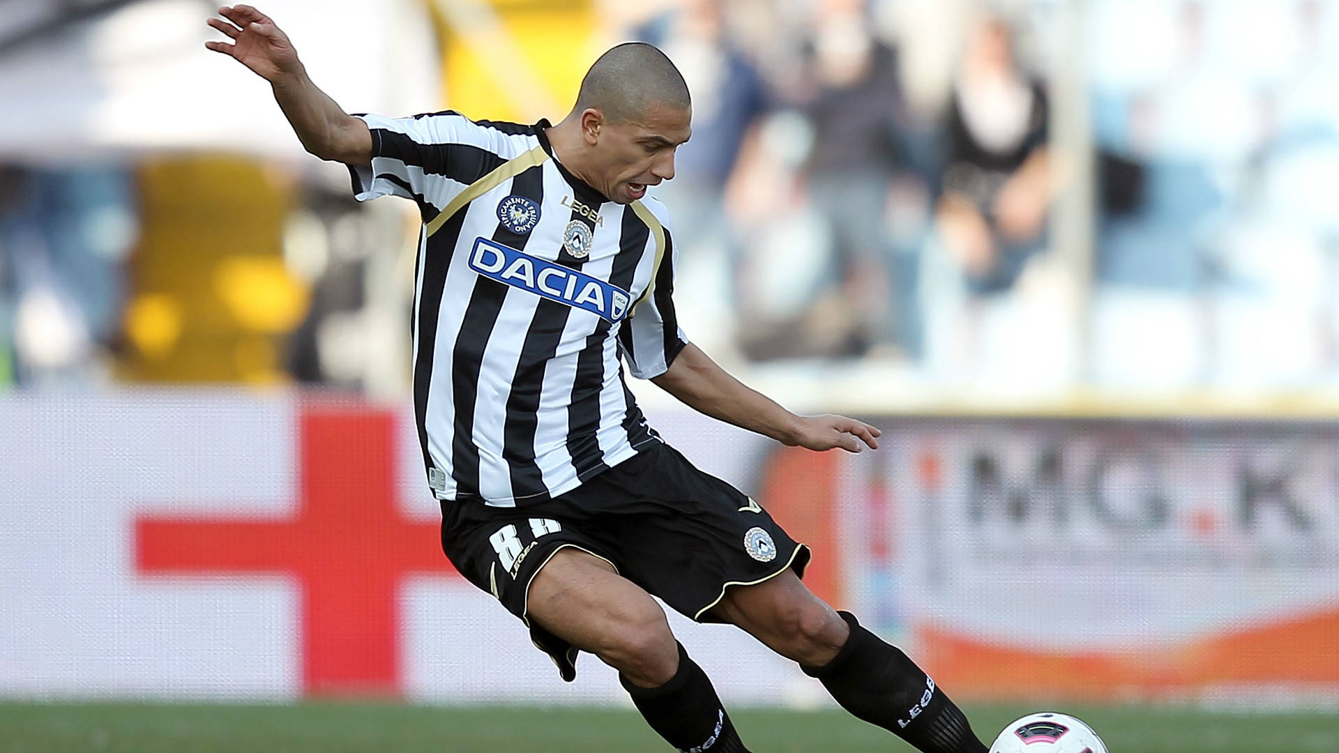 AC米兰客场逆转乌迪内斯,继续领跑积分榜 AC米兰客场逆转乌迪内斯,继续领跑积分榜