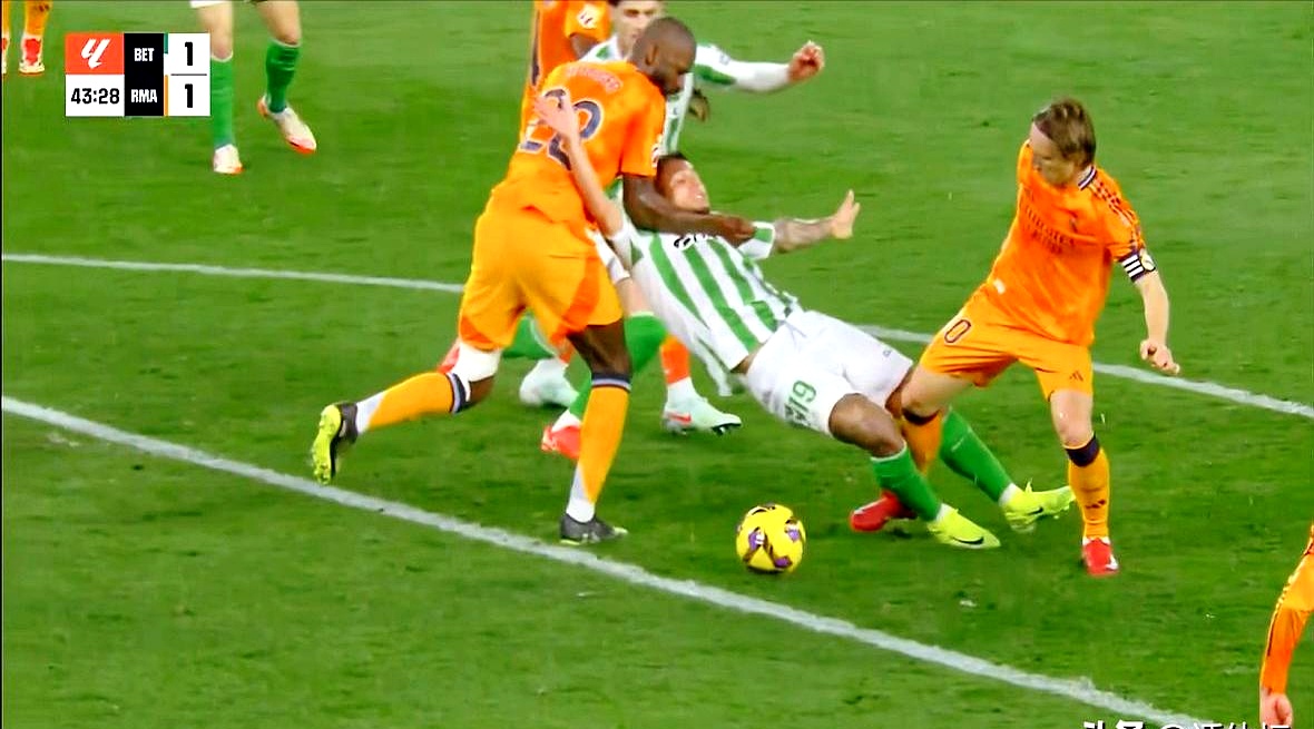 开云体育网页版入口-赛场上发生了令人瞠目结舌的一幕