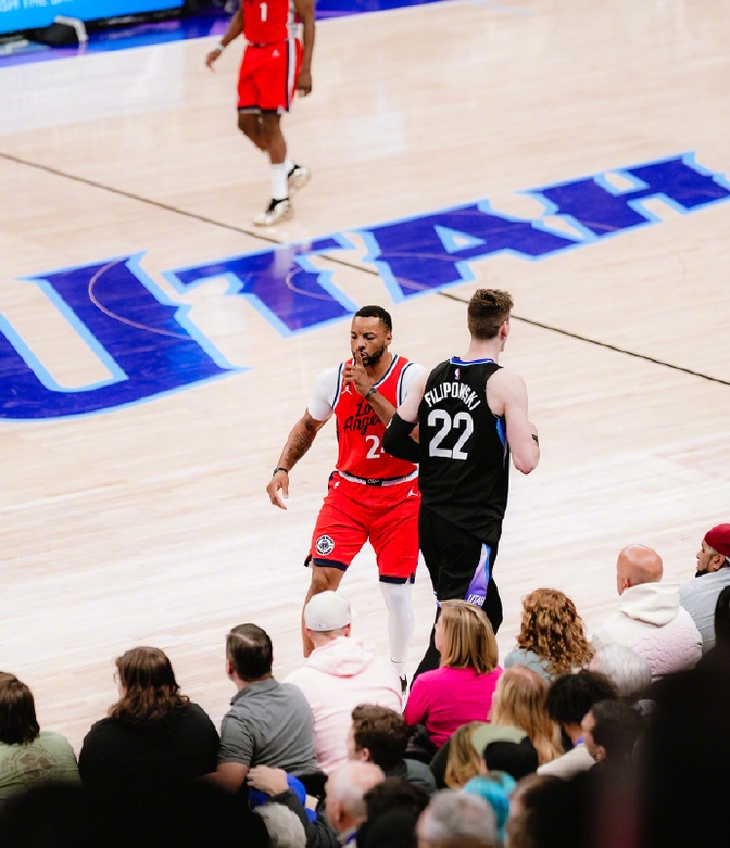 爵士队主场氛围热烈球迷深情助威的简单介绍 爵士队主场氛围热烈球迷深情助威的简单介绍