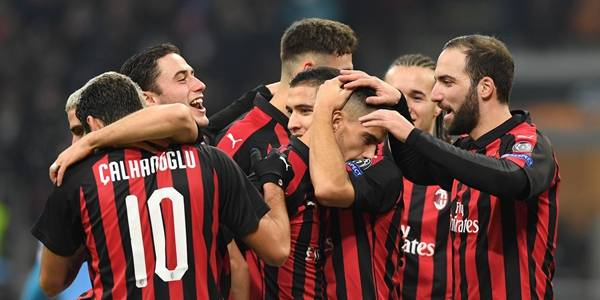 AC米兰队员联袂作战备战下一轮比赛