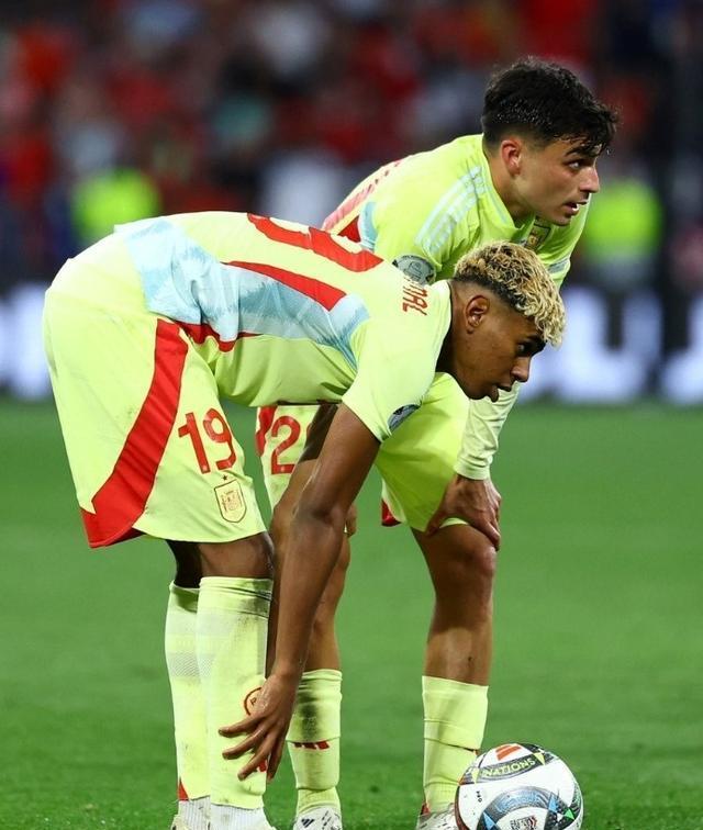 包含足球场上的激情角逐，谁将笑到最后？的词条