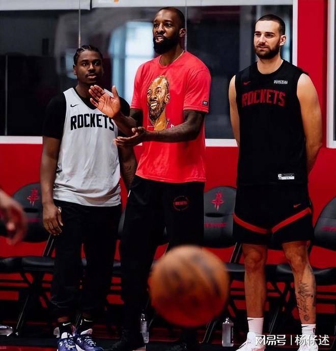 火箭队裁掉前锋,球队打算重组阵容 火箭队裁掉前锋,球队打算重组阵容