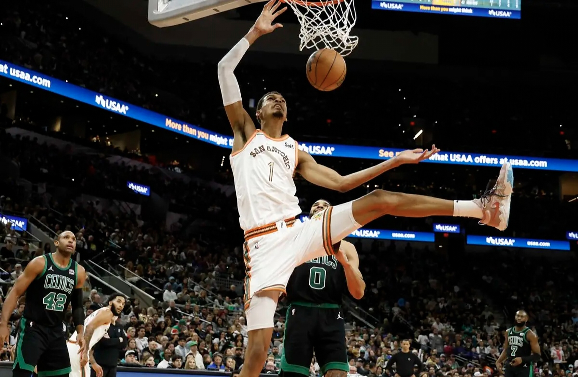 快船惨遭马刺横扫,字母哥盖帽助攻全面 快船惨遭马刺横扫,字母哥盖帽助攻全面